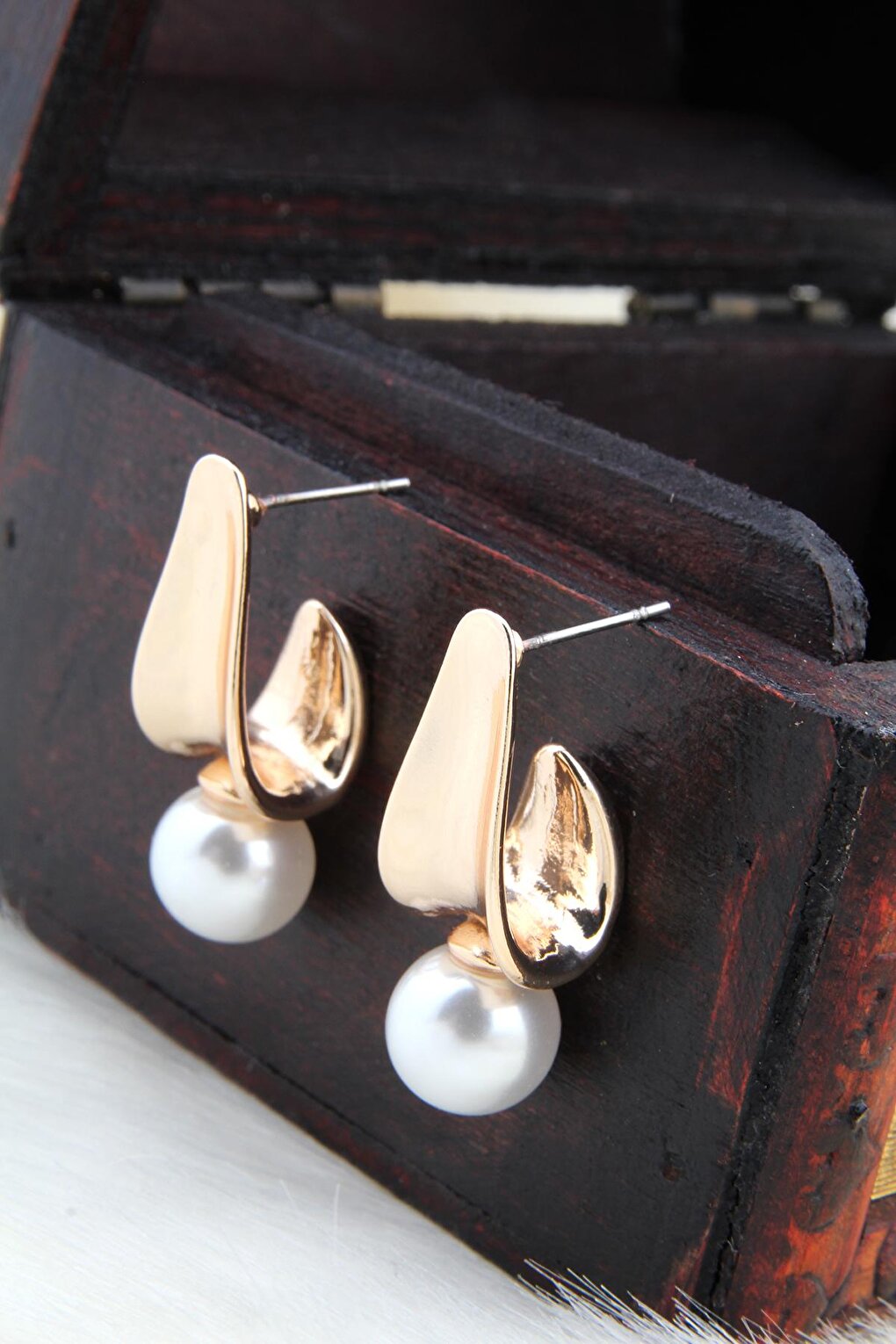 Vintage Style Gold Earrings with Pearls