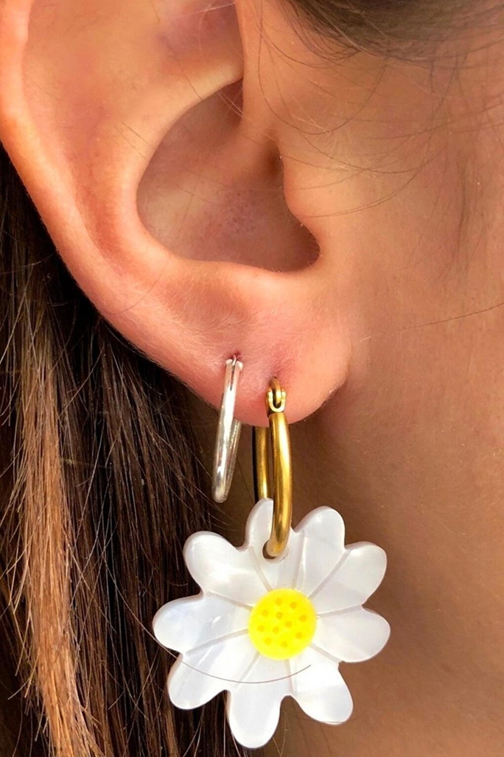 White Daisy Design Acetate Dangle Hoop Earrings