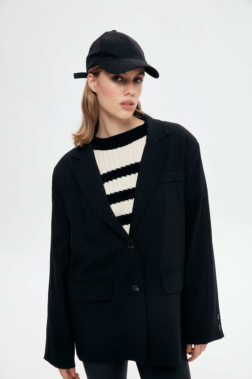 Low-cut Back Detailed Blazer Jacket Black