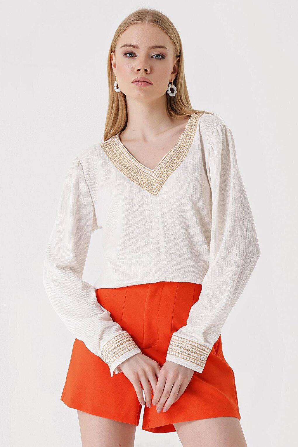 0466 Embroidered V-Neck Knitted Blouse - White