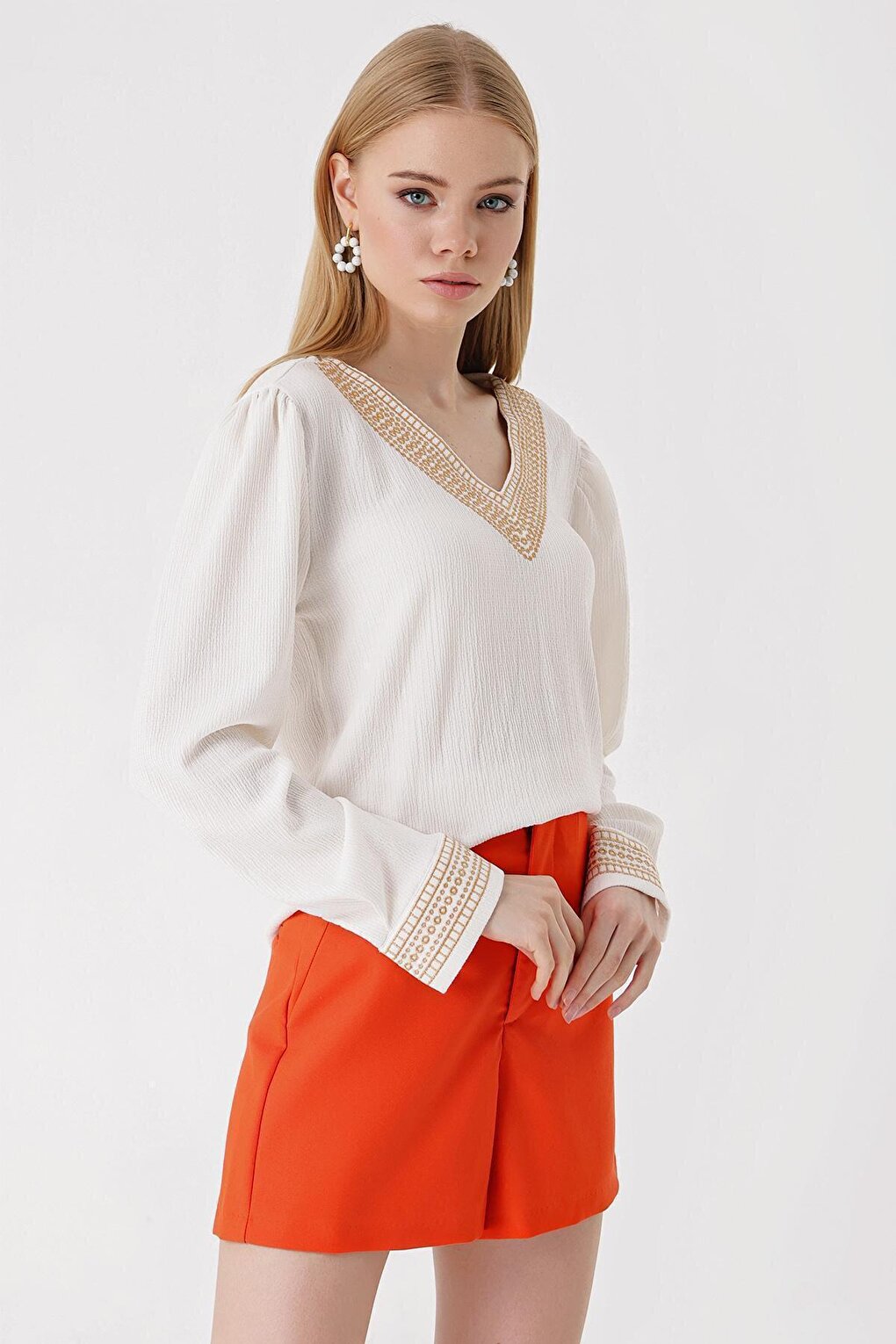 0466 Embroidered V-Neck Knitted Blouse - White