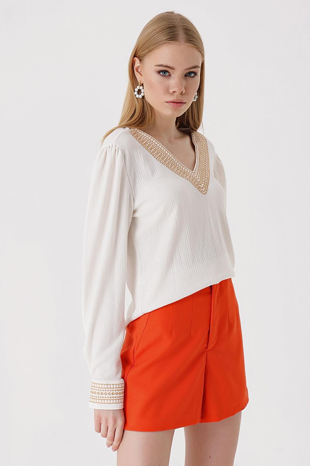 0466 Embroidered V-Neck Knitted Blouse - White