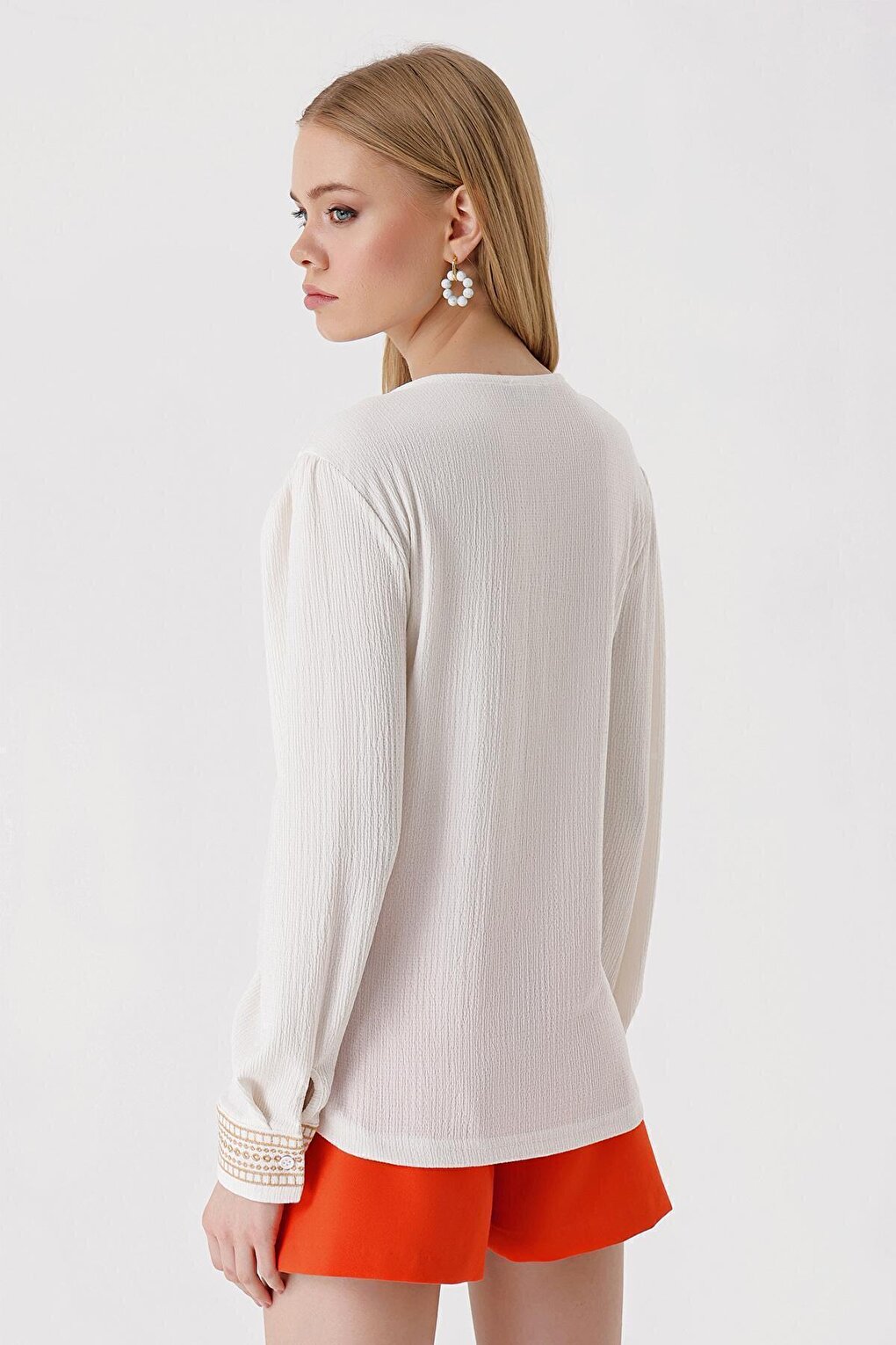 0466 Embroidered V-Neck Knitted Blouse - White