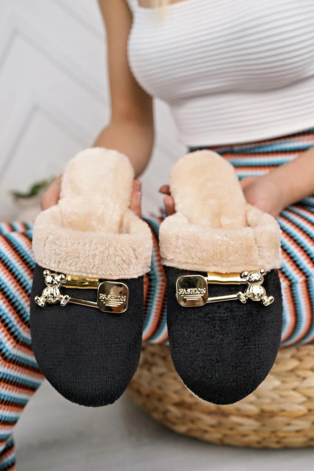 Fur Inside Silent Sole Buckle Detailed Women's Home Slippers P01-10-23