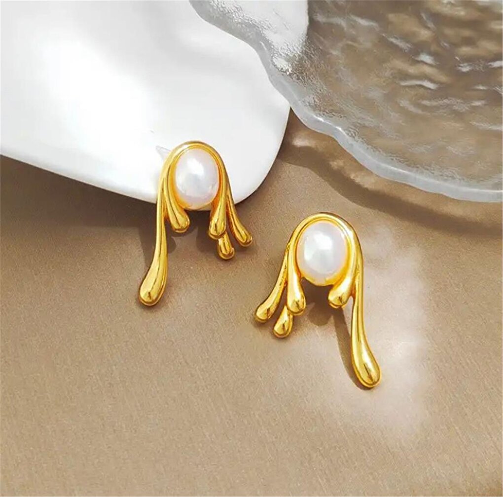 Dripping Earrings with Pearls