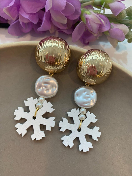 White Wooden Snowflake Pearl Design Earring