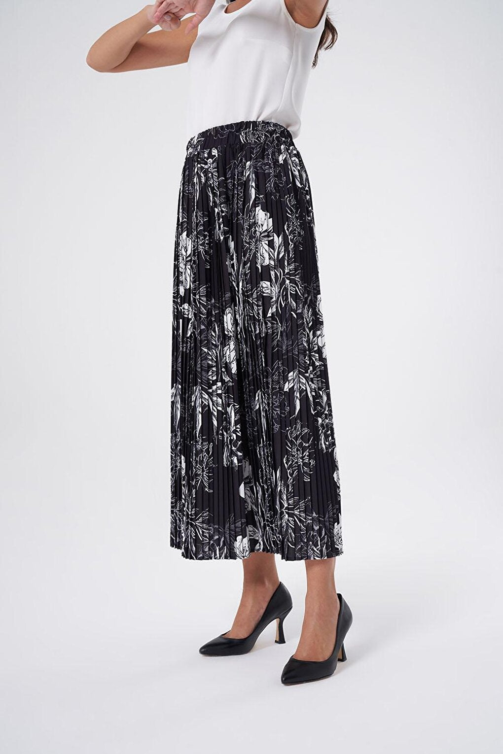 Patterned Pleated Black Skirt