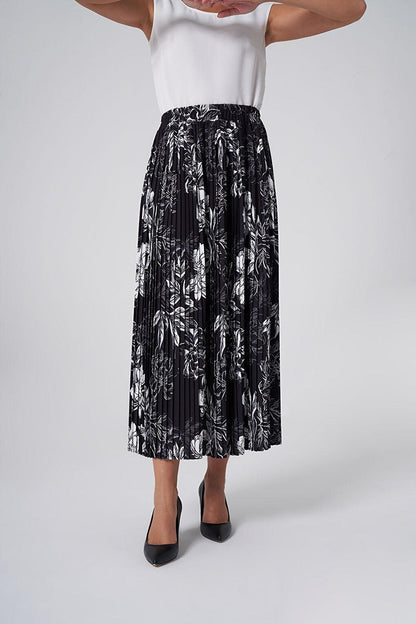 Patterned Pleated Black Skirt