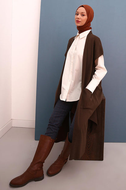 Long Knitwear Vest with Brown Pockets