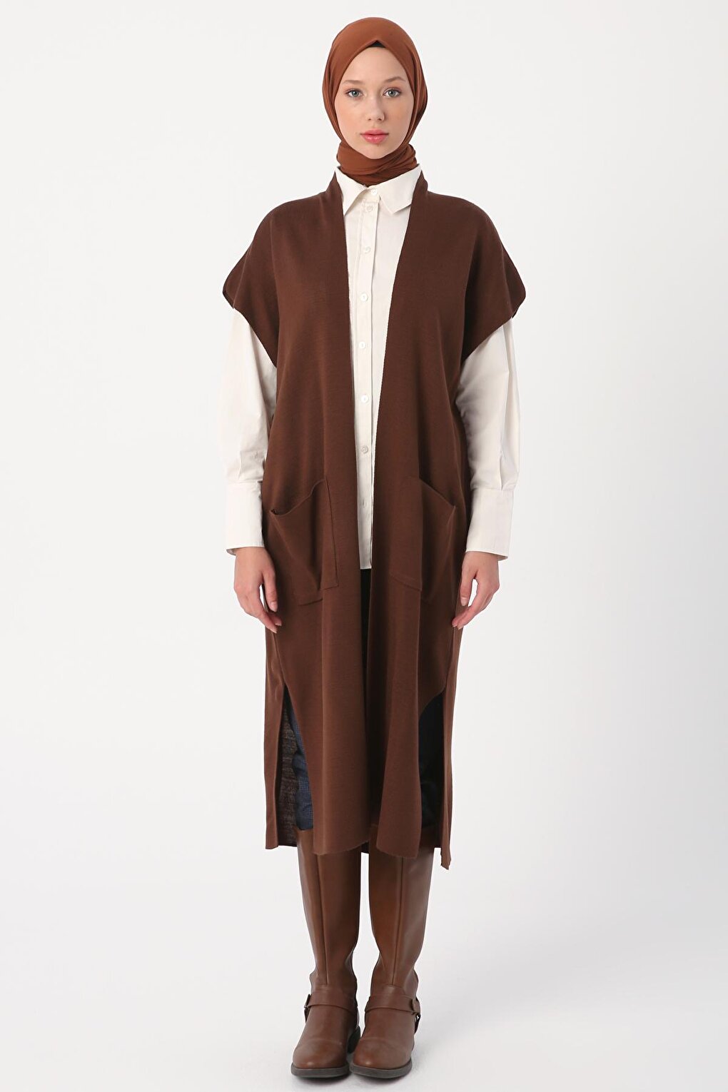 Long Knitwear Vest with Brown Pockets