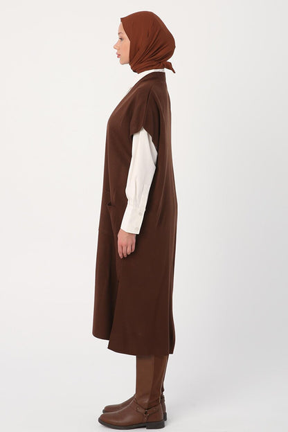 Long Knitwear Vest with Brown Pockets