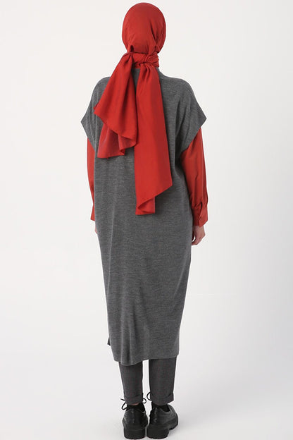 Long Knitwear Vest with Smoked Pockets