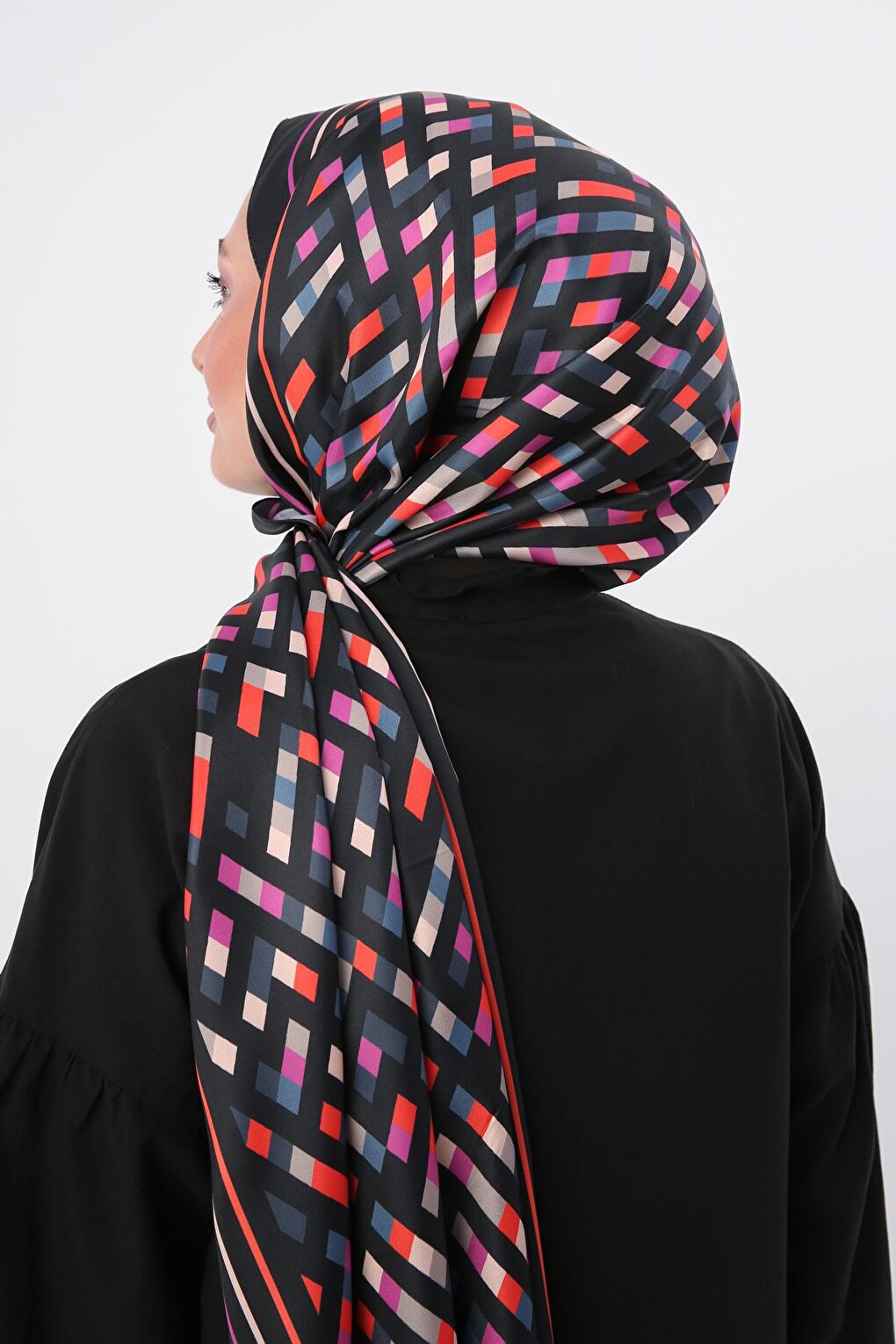 Black-Red Patterned Twill Shawl