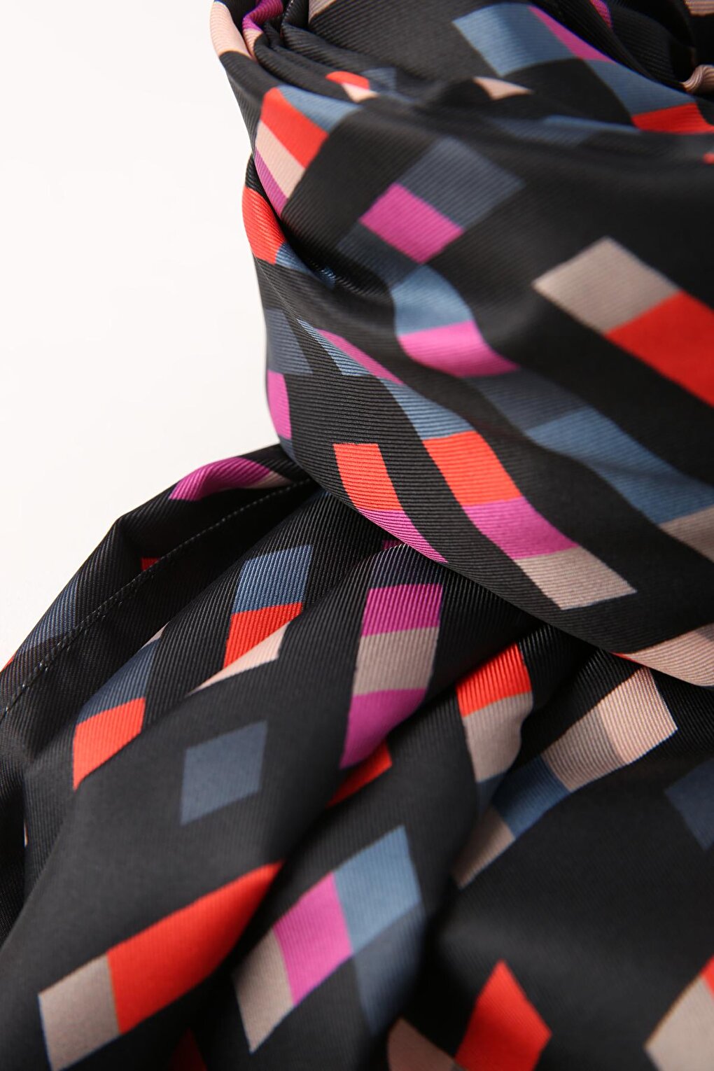 Black-Red Patterned Twill Shawl