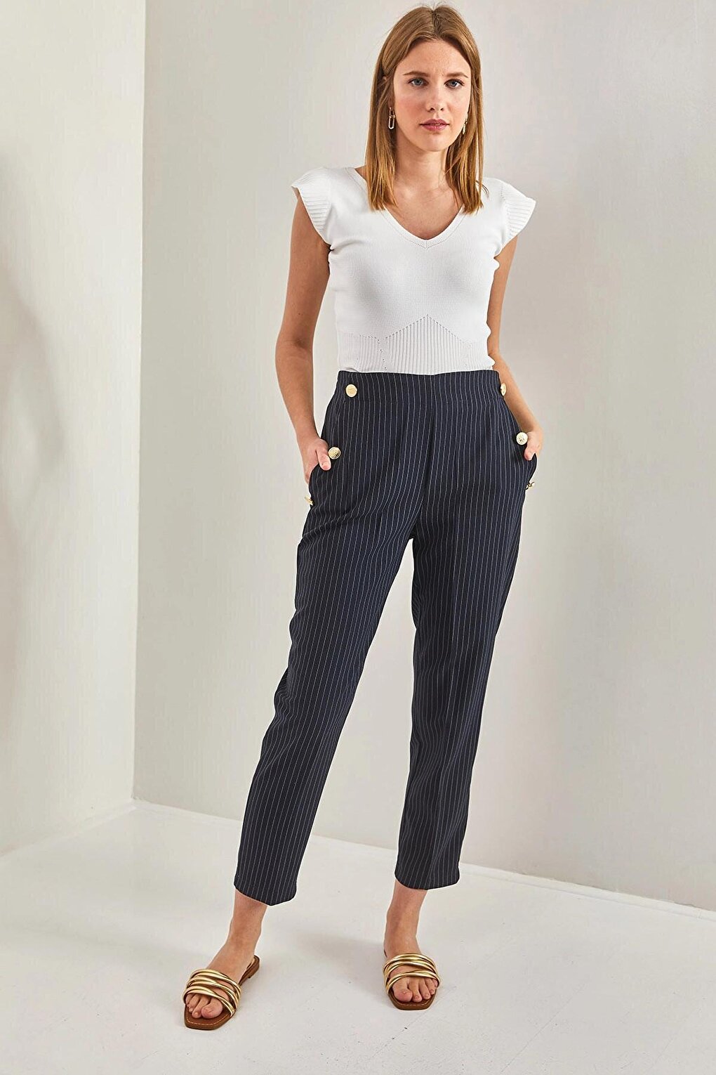 Women's Pockets Buttoned Trousers