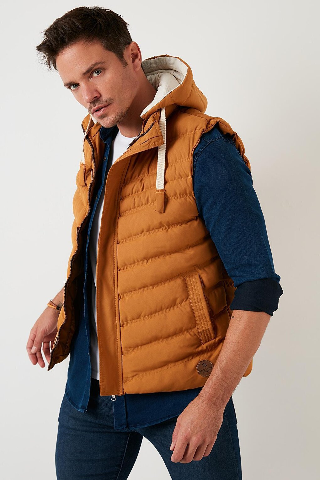 Hooded Slim Fit Vest 556B5618