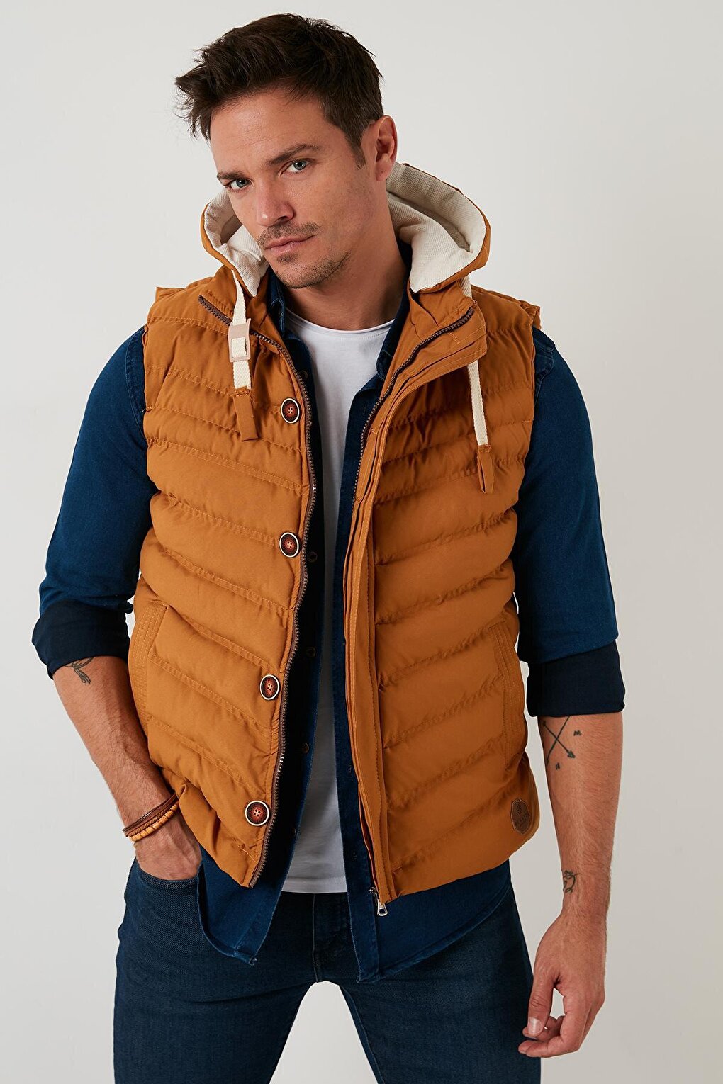 Hooded Slim Fit Vest 556B5618