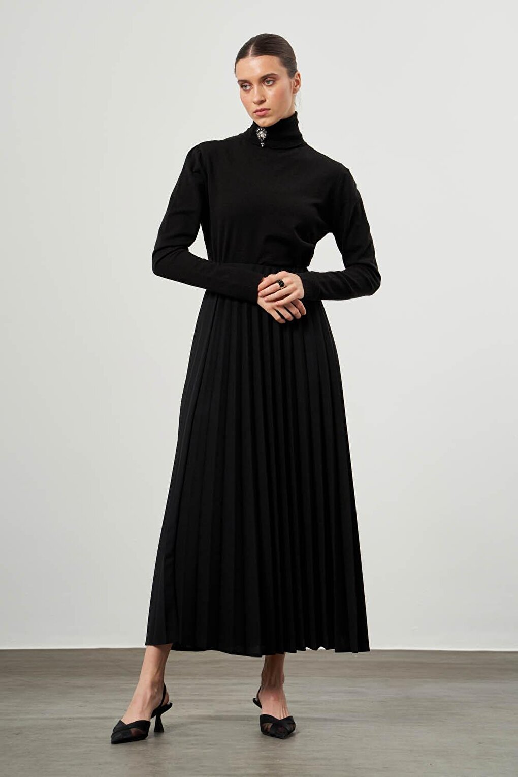 Crepe Knitted Pleated Black Skirt