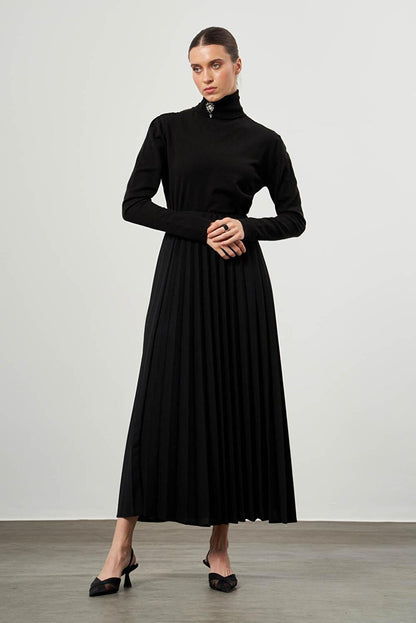 Crepe Knitted Pleated Black Skirt