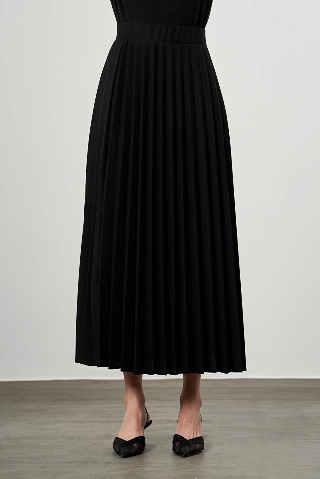 Crepe Knitted Pleated Black Skirt