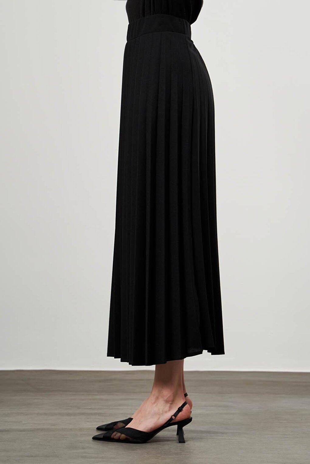 Crepe Knitted Pleated Black Skirt