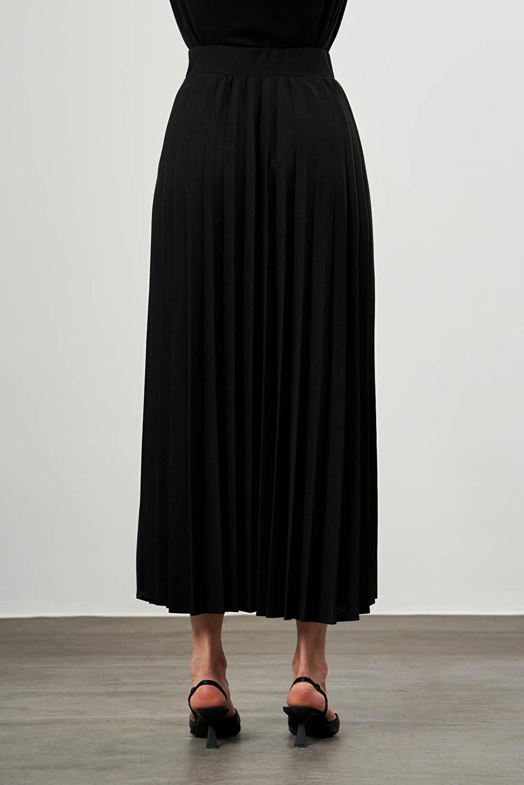 Crepe Knitted Pleated Black Skirt