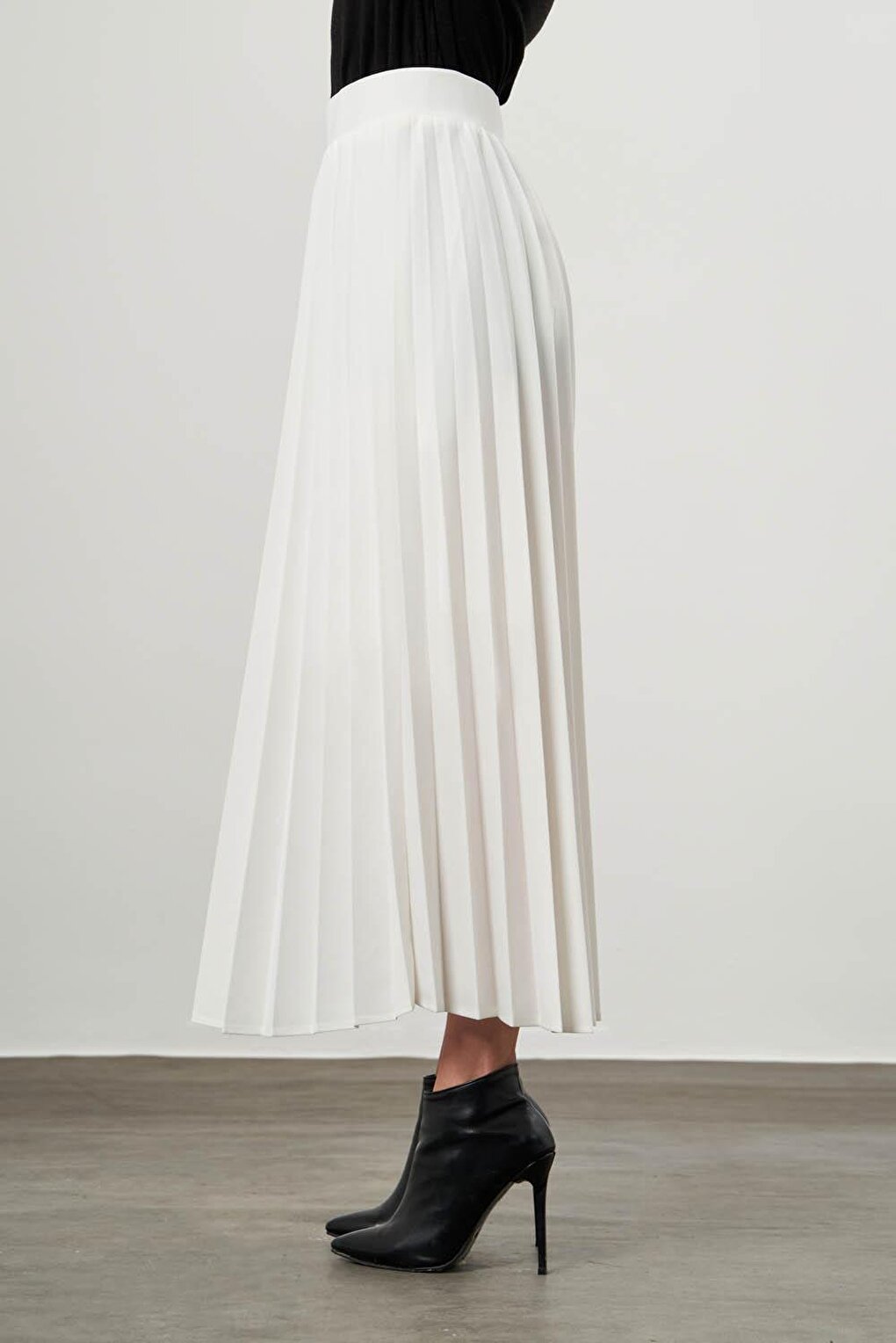 Crepe Knitted Pleated Ecru Skirt