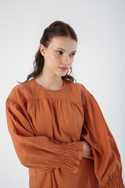 Cinnamon Gipe Elastic Sleeve Detailed Crew Neck Tunic