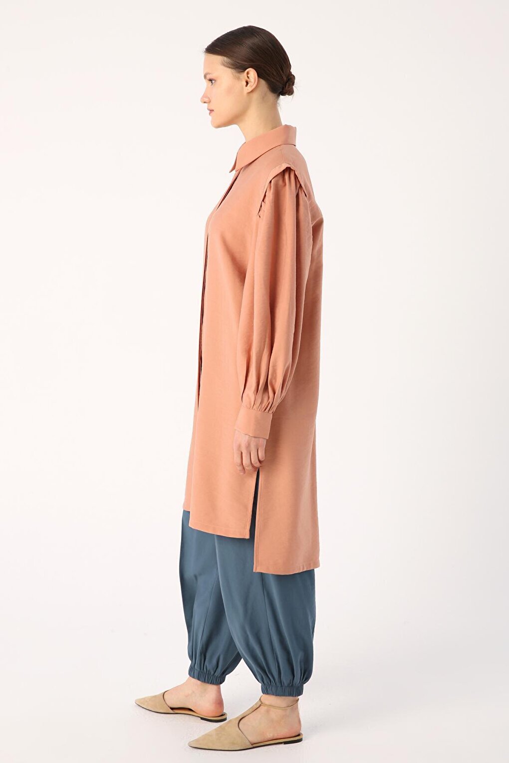 Powder Sleeves Gathered Slit Shirt Tunic