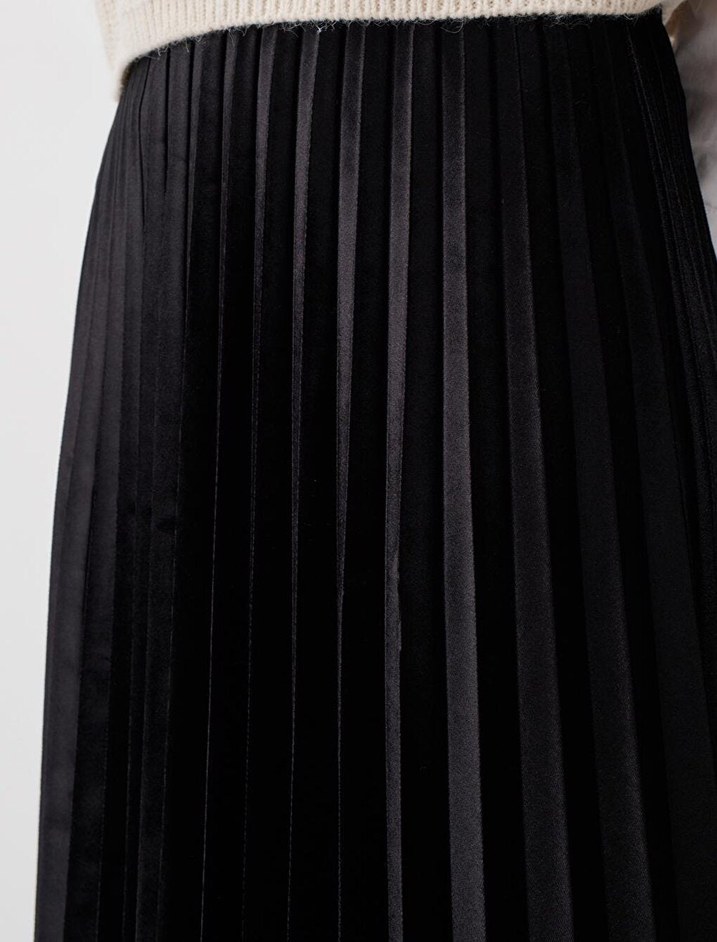 Black Normal Waist Pleated Velvet Midi Skirt