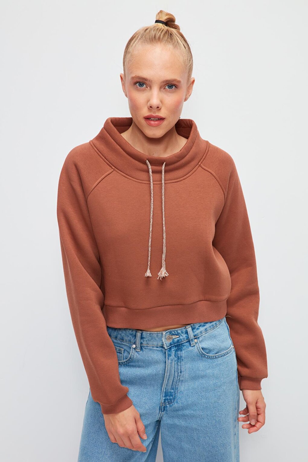 Solid Color Cord Detailed Short Sweatshirt