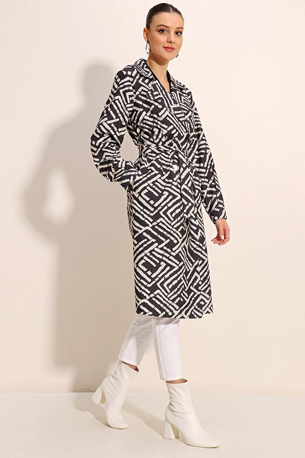 5853 Patterned Double Breasted Collar Trench Coat - C. Black