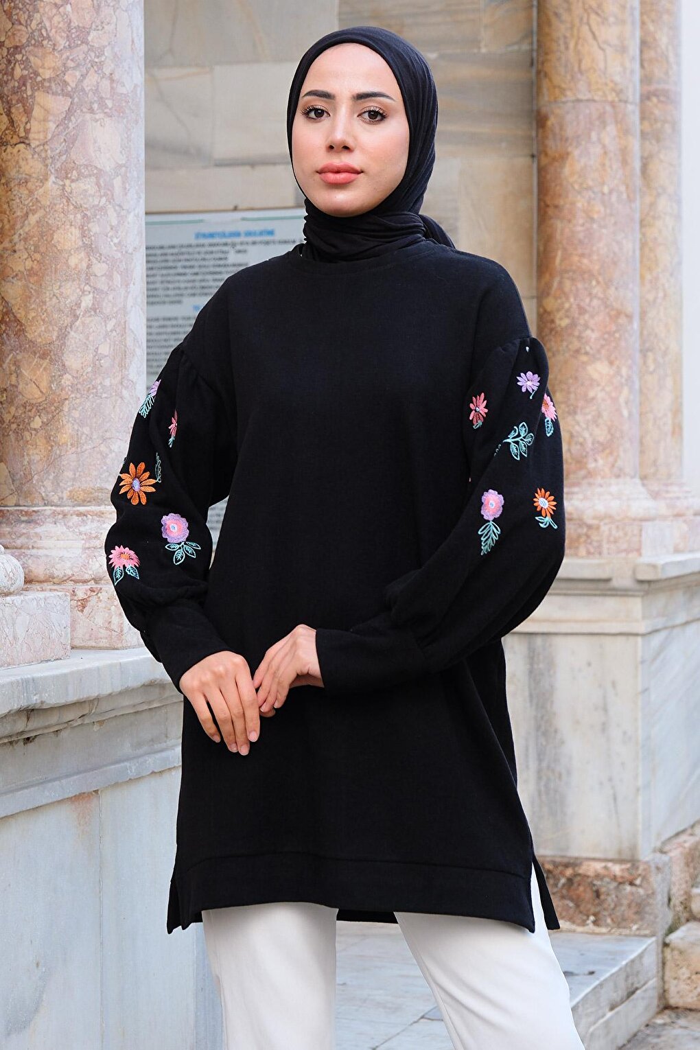 Floral Embroidered Crew Neck Sweatshirt Black