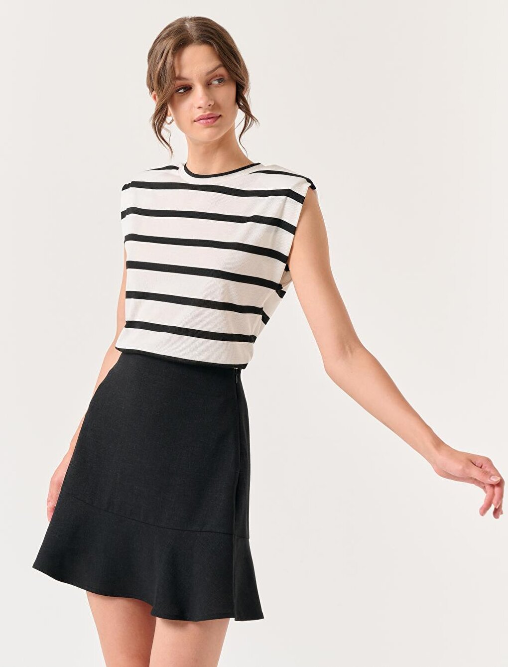 Black Slim Fit Woven Mini Linen Skirt