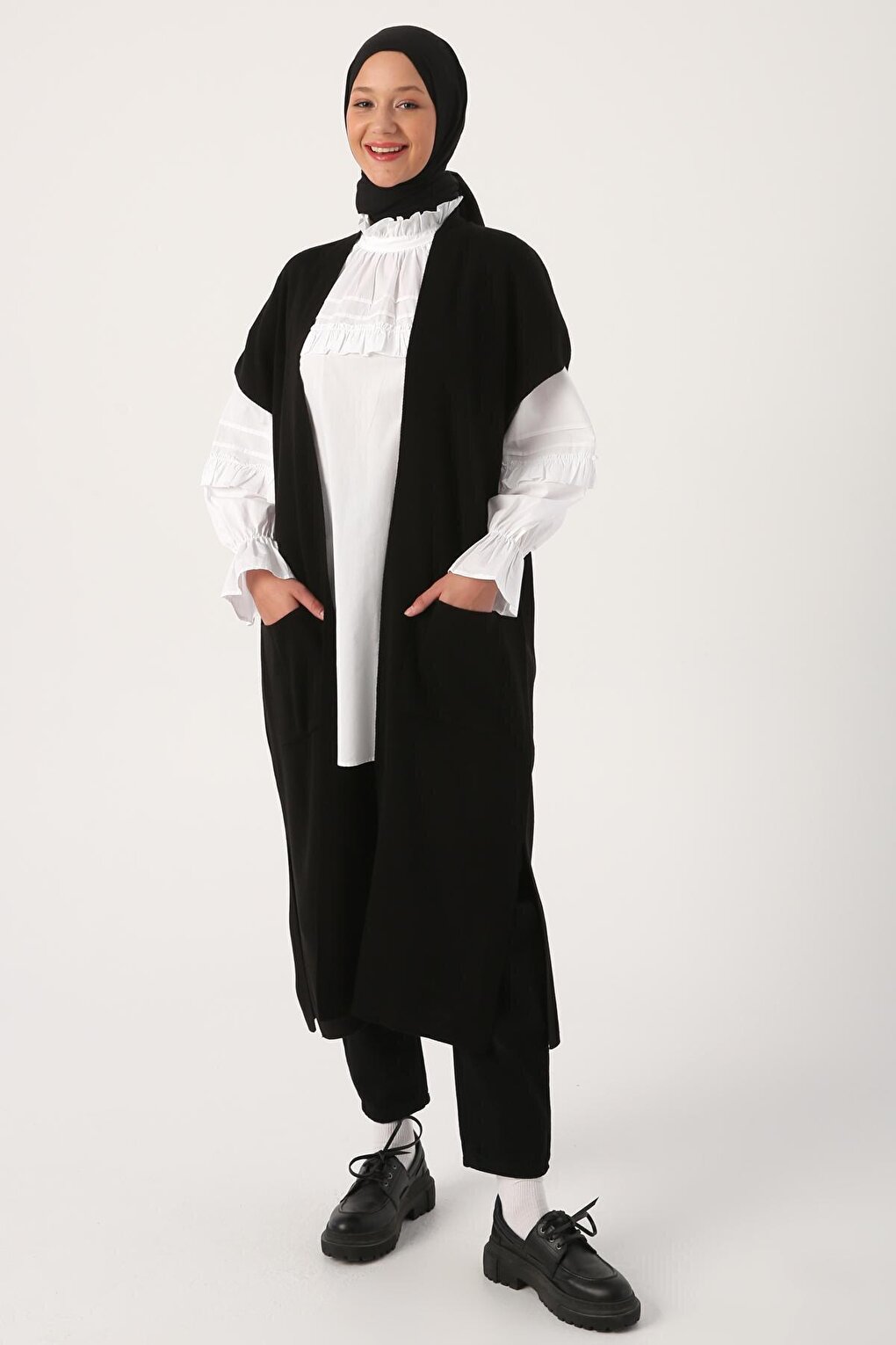 Black Long Knitwear Vest with Pockets