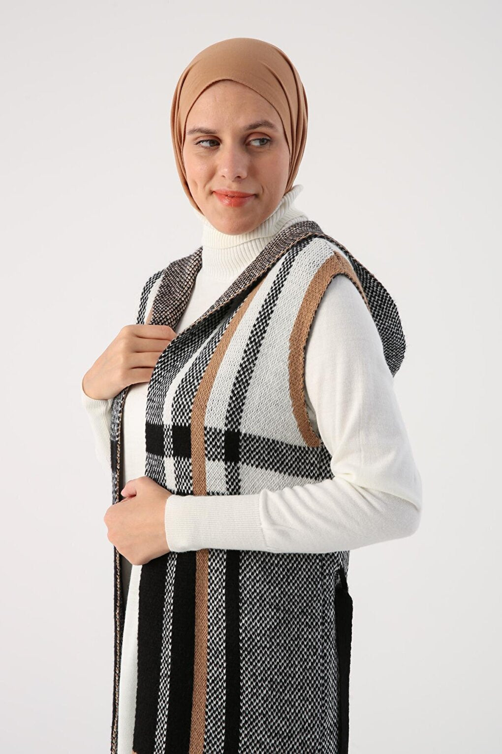 Soil Large Plaid Patterned Belted Knitwear Vest