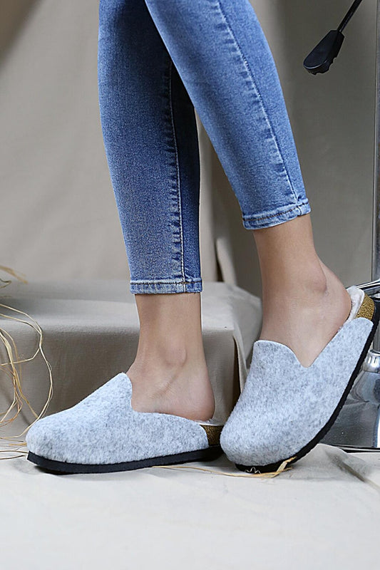 Furry Comfortable Women's House Slippers 020-02100-21 LIGHT GRAY