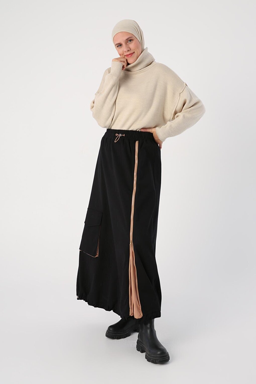 Black Cotton Contrast Woven Garnished Zipper Cargo Skirt