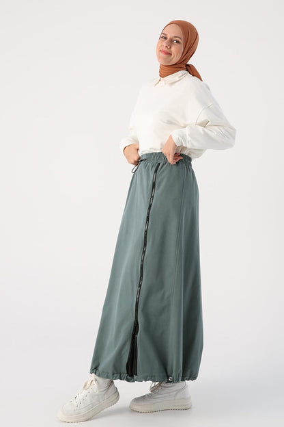 Green Cotton Contrast Woven Garnished Zippered Cargo Skirt