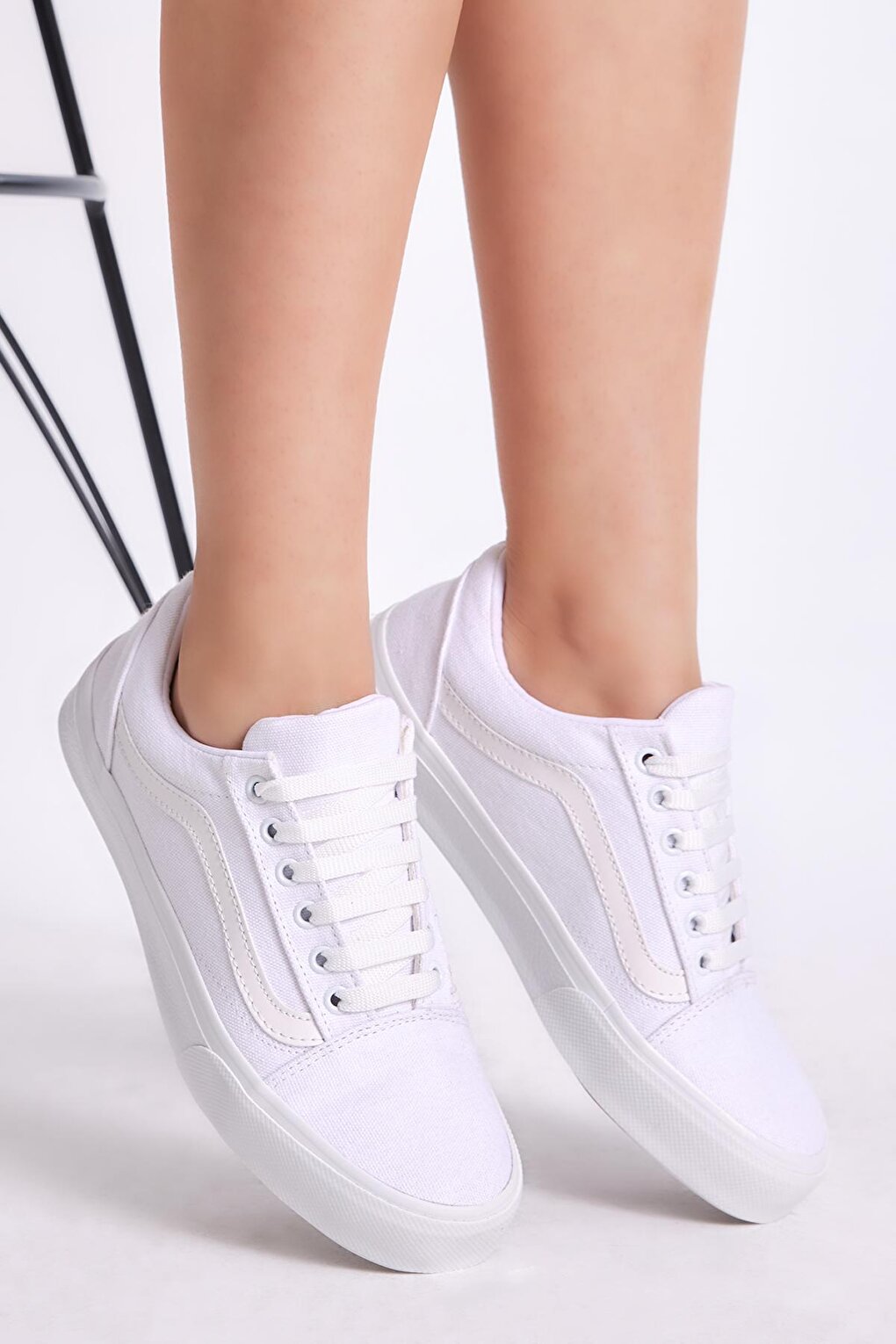 Women's White Comfortable Fit Lace-up Sneaker