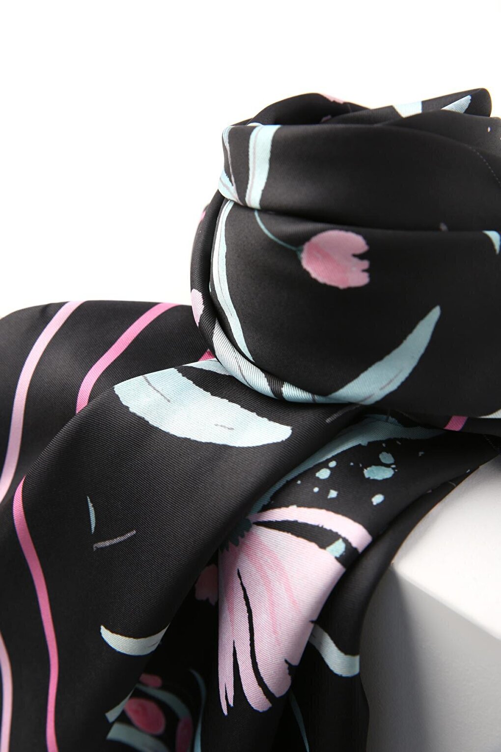 Black-Pink Patterned Twill Rose Scarf