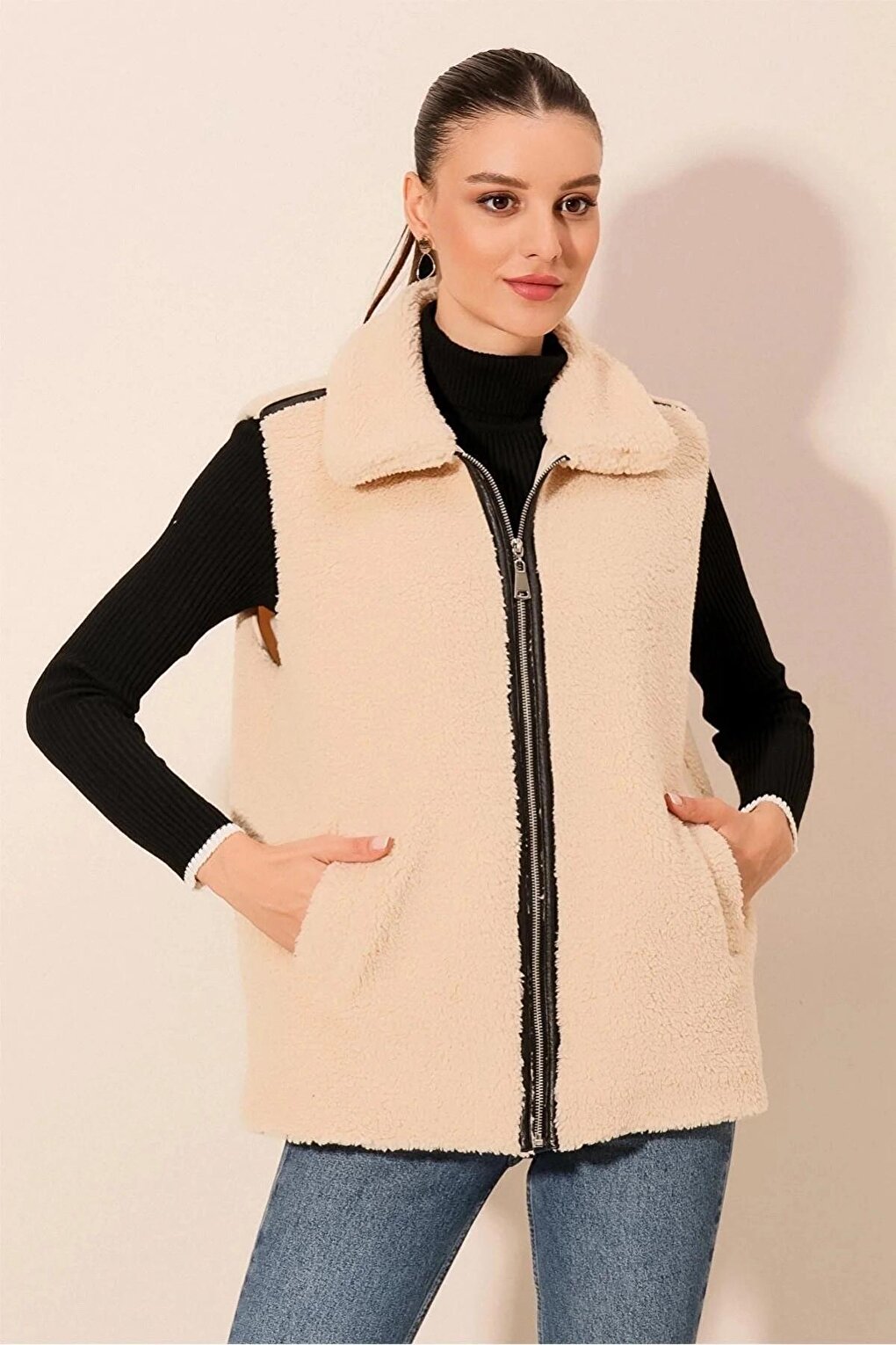 Women's Cream Black Detailed Zippered Inside Lined Double Pocket Plush Vest HZL24W-BD167931