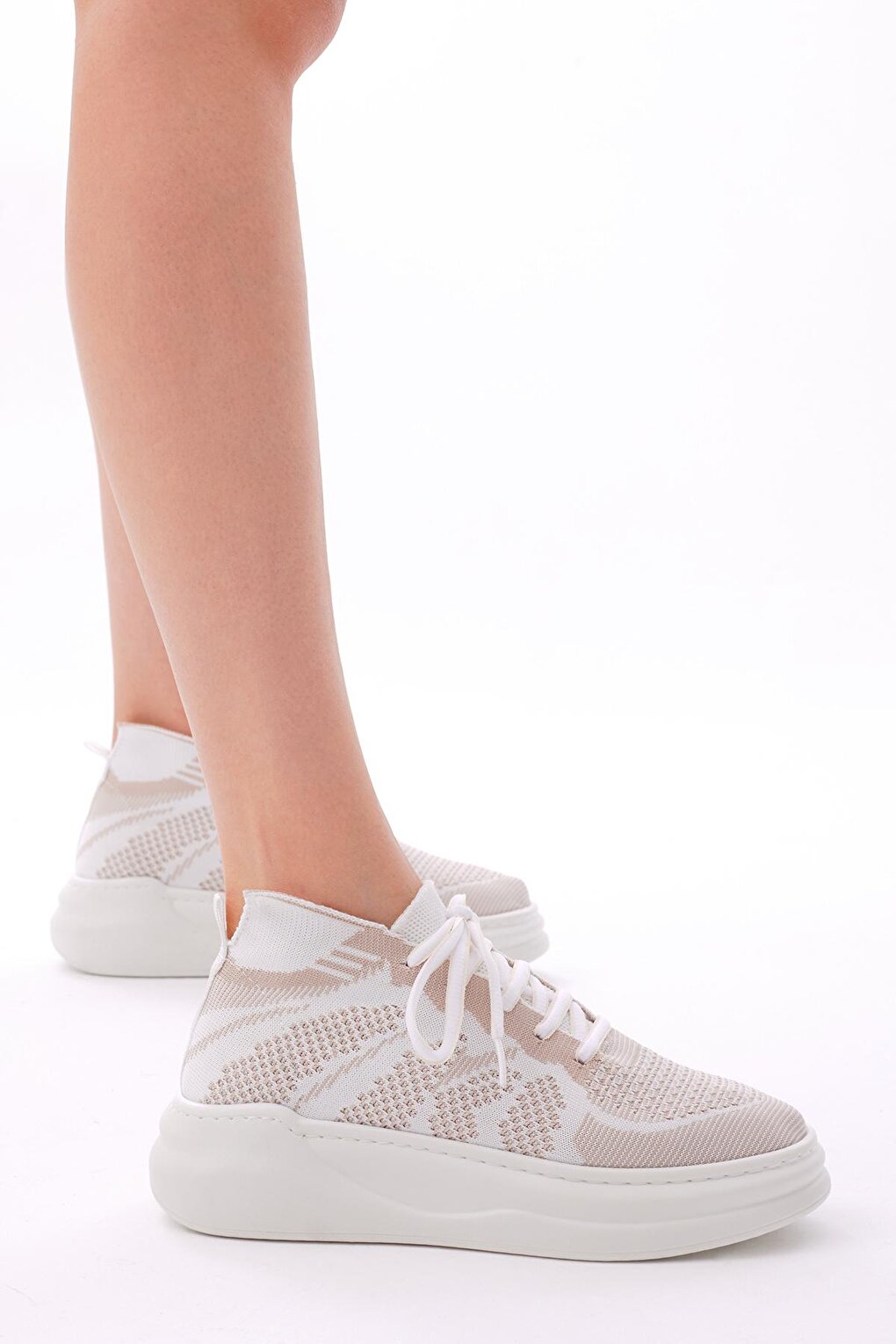 Women's Nude Relaxed Fit Lace-up Sneaker