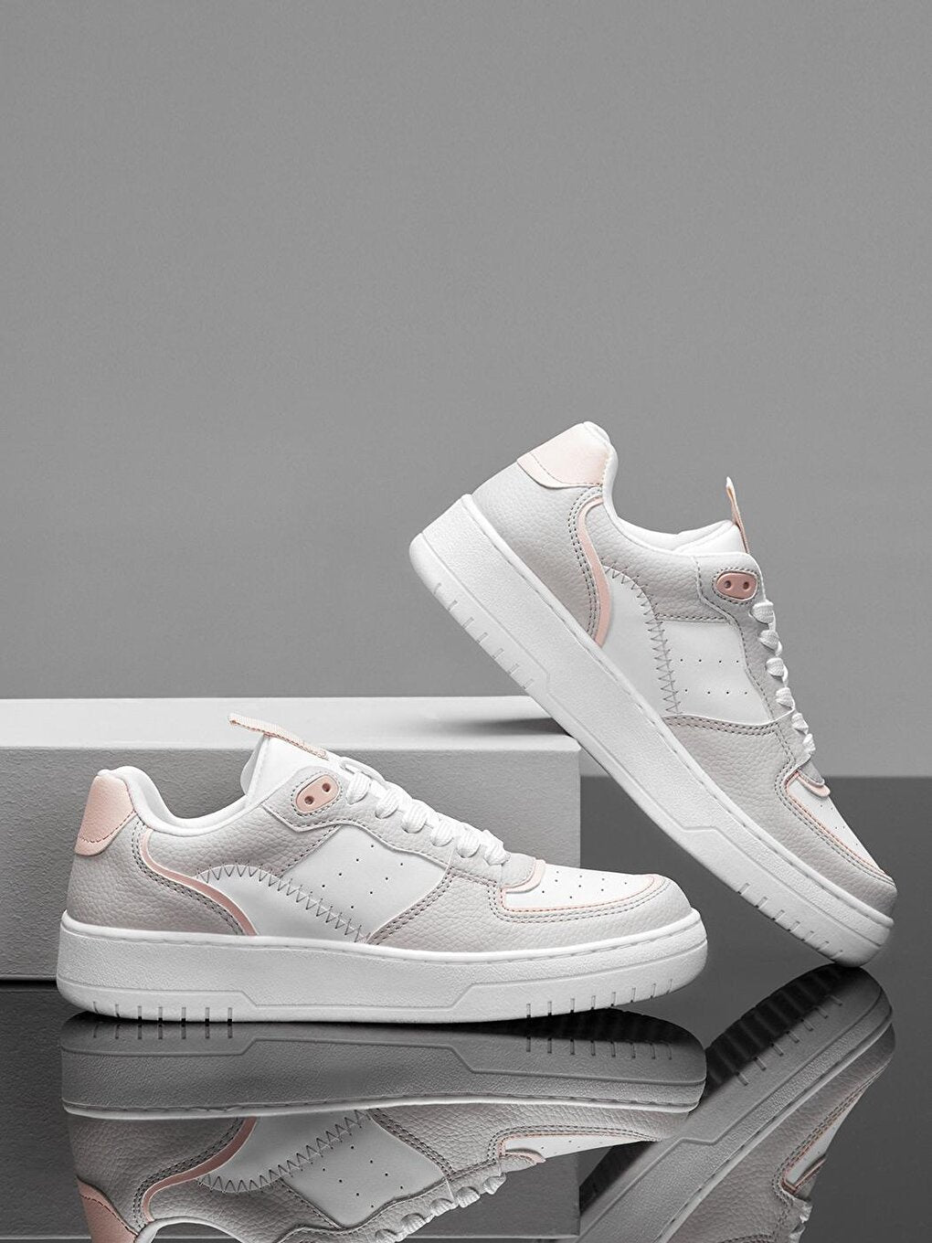 DS Alley Sneaker 2023 Women