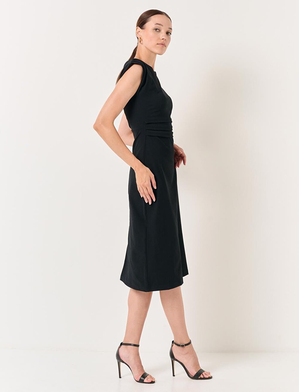 Black Boat Neck Sleeveless Stylish Midi Dress