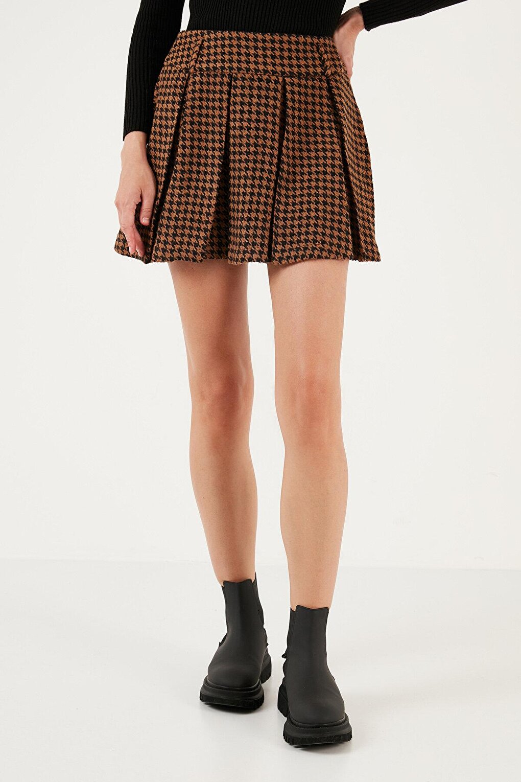 Cotton and Wool Blend Pleated Houndstooth Regular Fit Mini Shorts Skirt 611SR00028