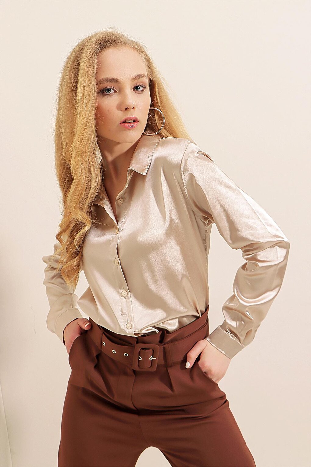 3964 Lightly Flowing Satin Shirt - Beige