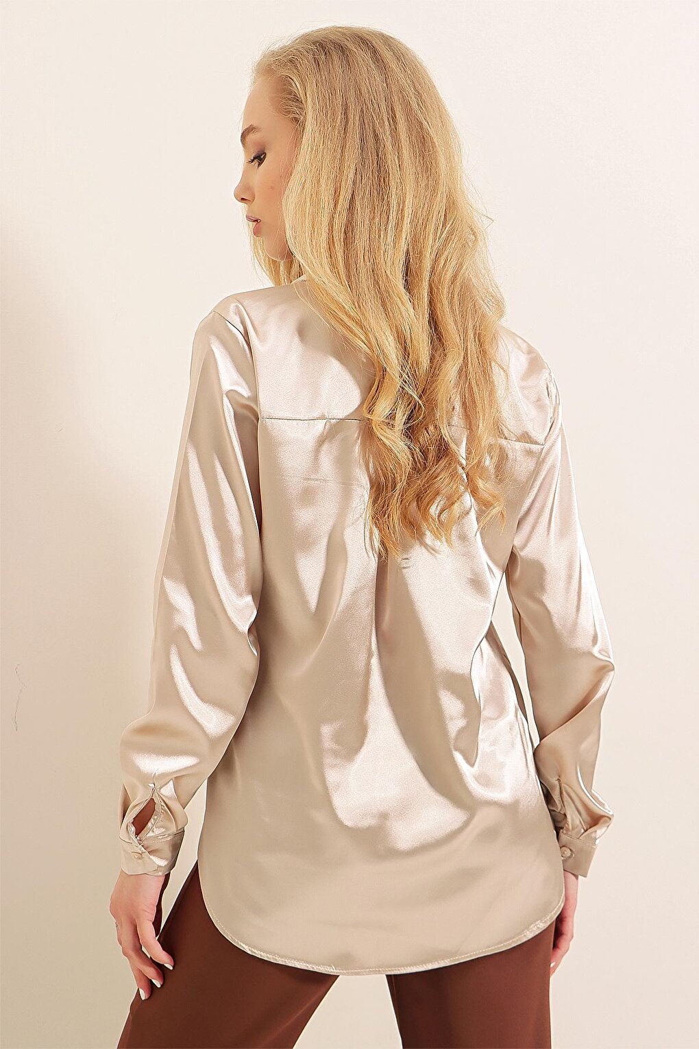 3964 Lightly Flowing Satin Shirt - Beige