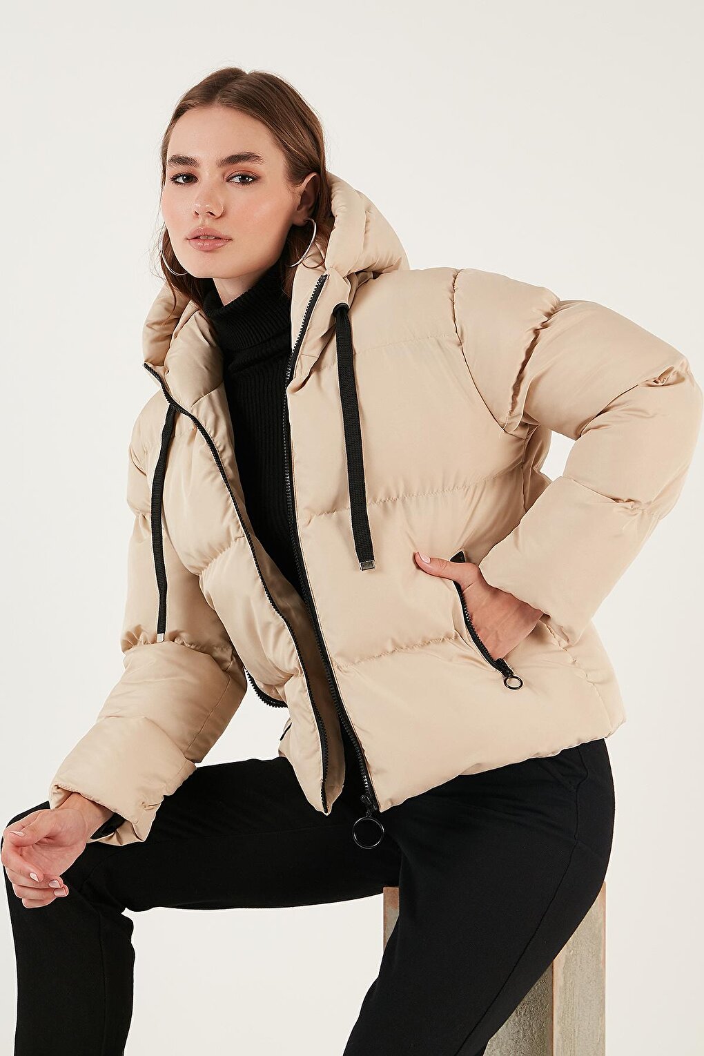 Hooded Regular Fit Puffer Coat with Pockets 640Y002