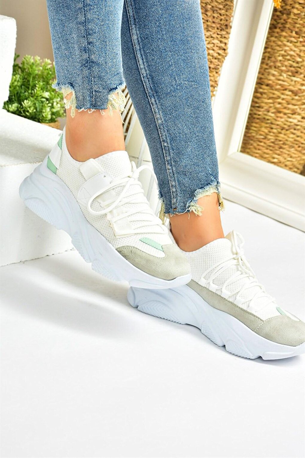 M973510404 White Women's Sneakers